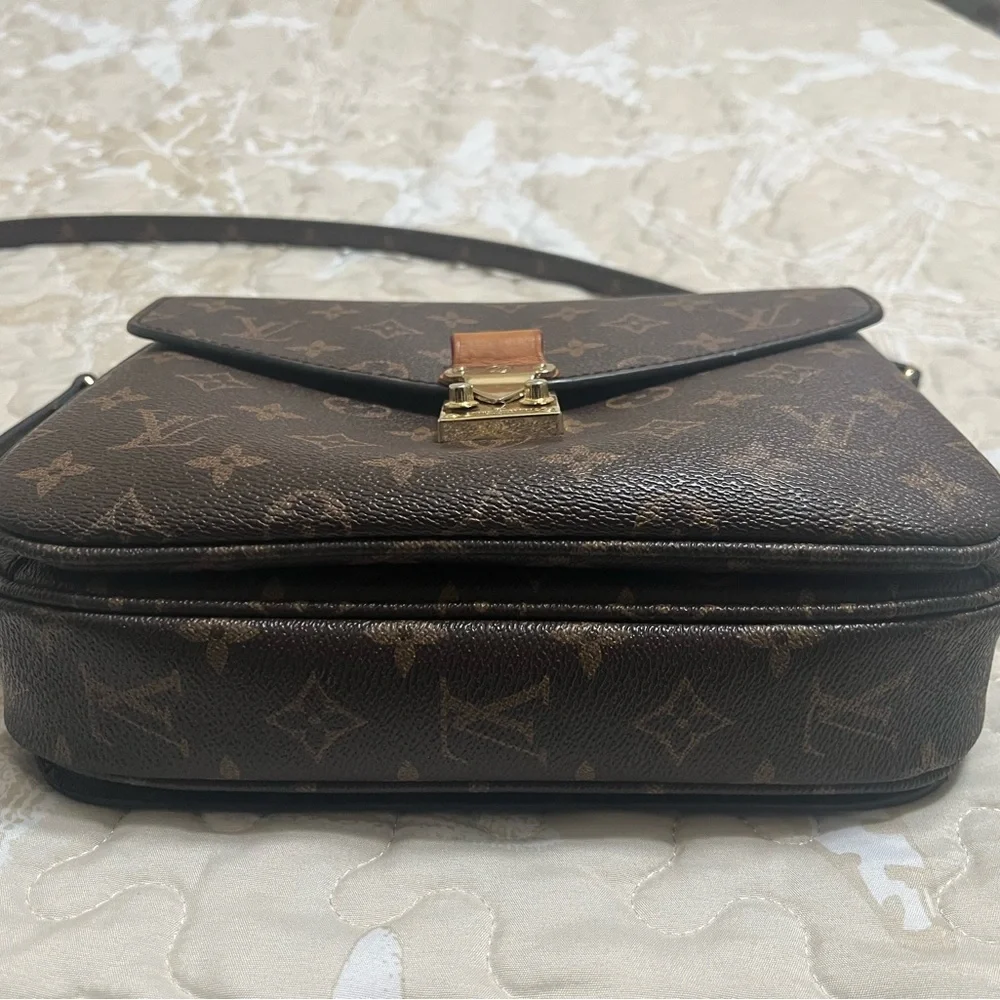 Elegant Brown Designer Crossbody Bag - Picture 3 of 9